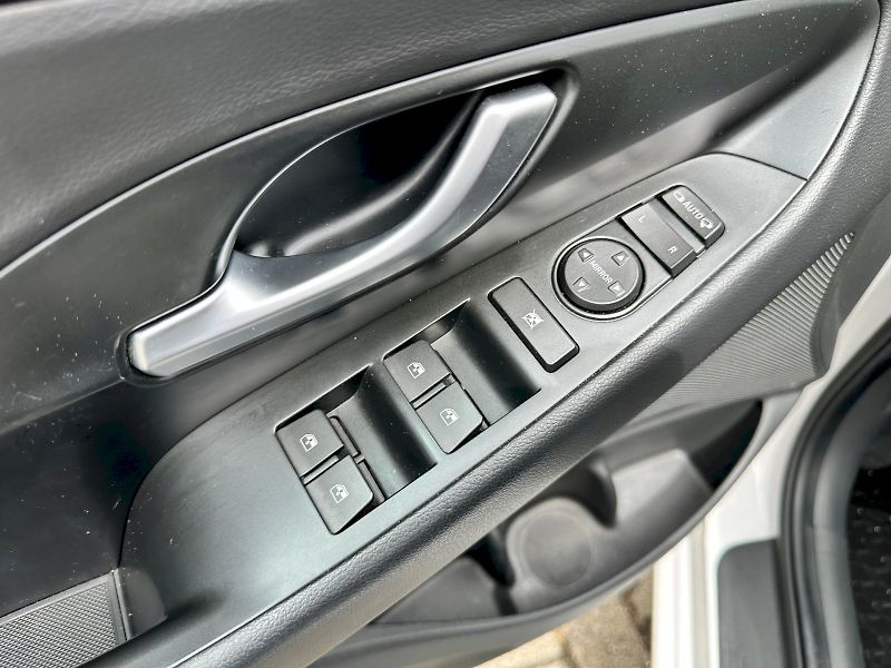 Hyundai i30 (2024) 1.5 T-GDI Mild Hyb Smart kombi - fotka 9 z 25