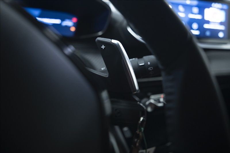 Peugeot 2008 1,2 HYBRID AT KAMERA 360° ČR - fotka 27 z 43