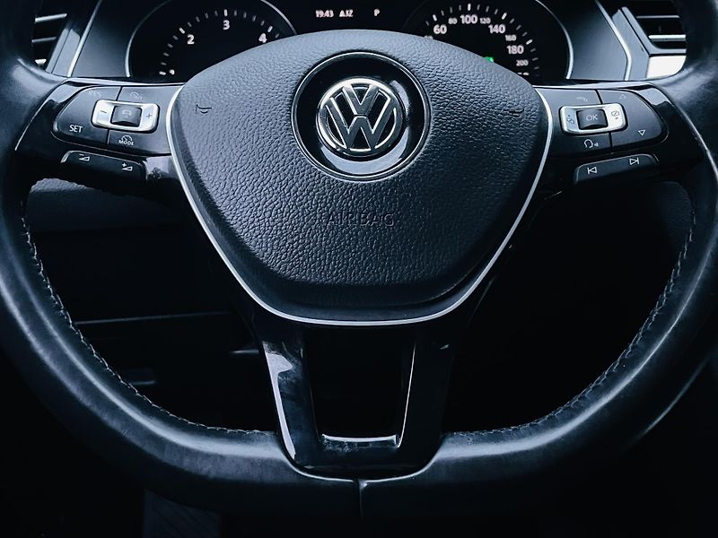 Volkswagen Passat 2.0TDI AUTOMAT VÝHŘEV SENZORY - fotka 35 z 48