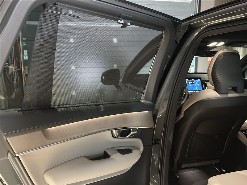 Volvo XC90 (2026) 2,0 T8  Plus Dark - fotka 23 z 37