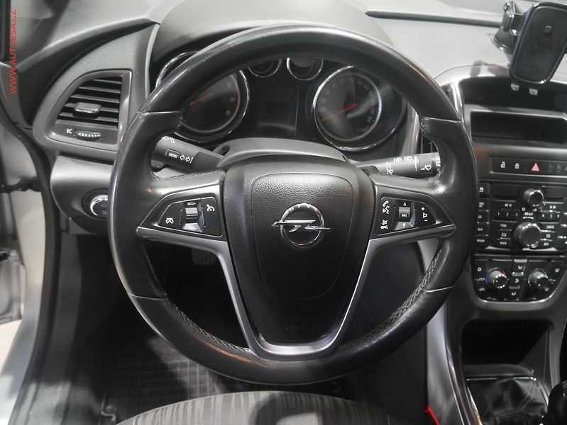 Opel Astra (2011) 1.4T, AC, tempo - fotka 12 z 14