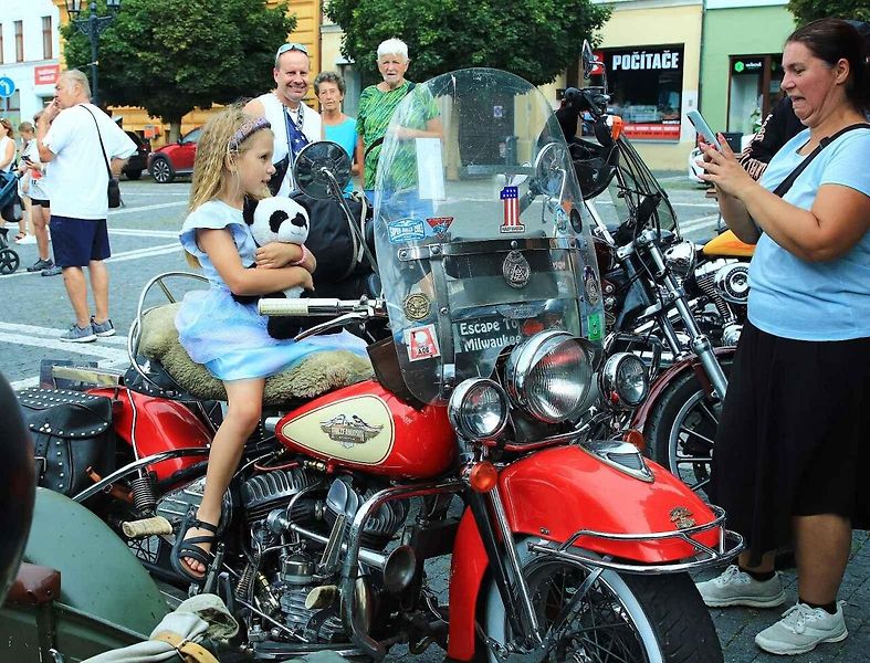 Spanilá jízda amerických historických vozidel a motocyklů v České Lípě.