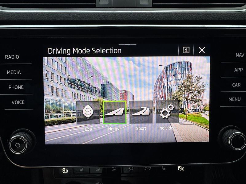 Škoda Superb (2021) 2.0TDI STYLE+ ACC NAVI LED ČR - fotka 16 z 27