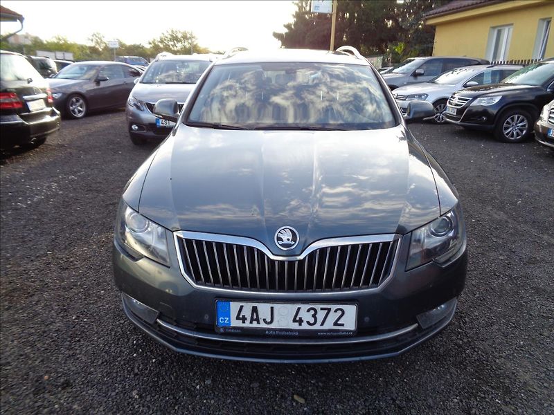 Škoda Superb 2,0 - fotka 12 z 14