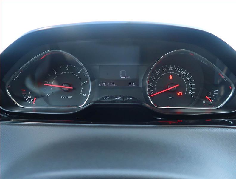 Peugeot 208 (2012) 1.4 HDI, po STK, zamluveno - fotka 11 z 16