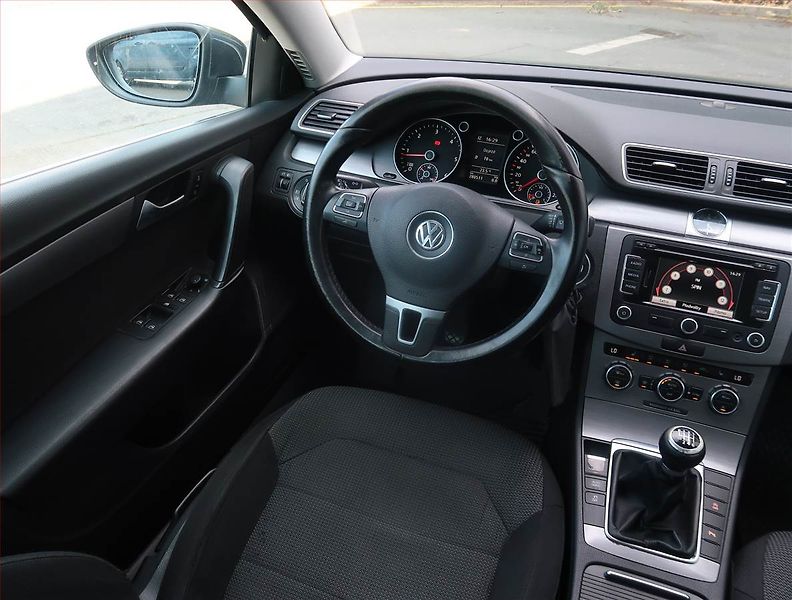 Volkswagen Passat (2012) 1.6 TDI, Park. senzory - fotka 7 z 18