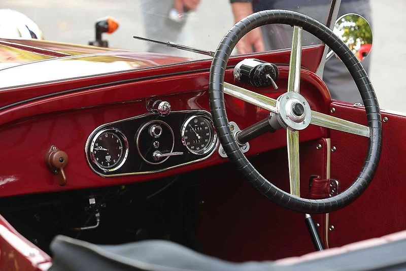 Krása a elegance starých strojů na veteránské vyjížďce plzeňského Veteran Car Clubu v Radobyčicích.