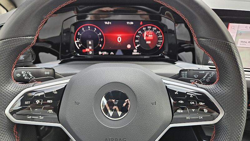 Volkswagen Golf (2023) GTI 2.0TSI 180kW DSG - fotka 21 z 36