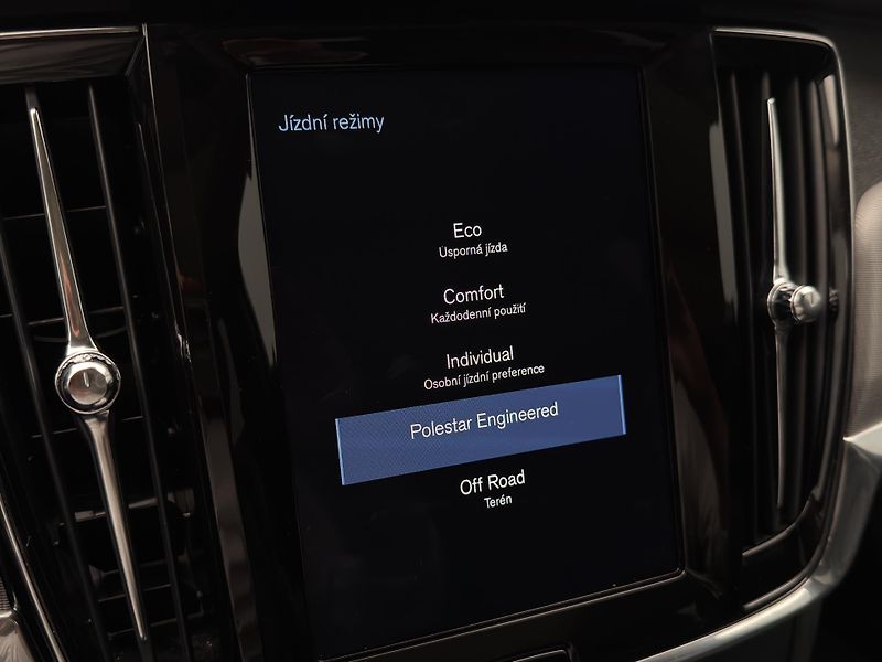 Volvo V90 CC D4 AWD MOMENTUM PRO  - fotka 46 z 47