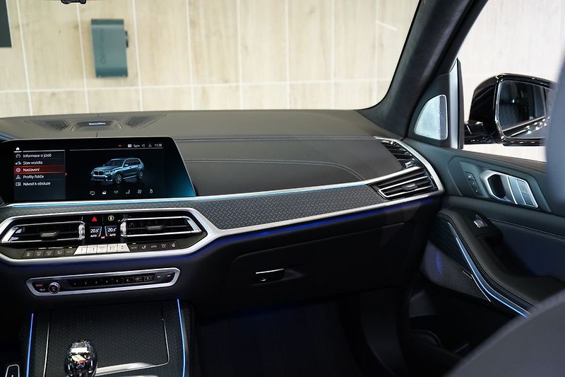 BMW X7 M50i xD, Executive Drive Pro - fotka 50 z 50