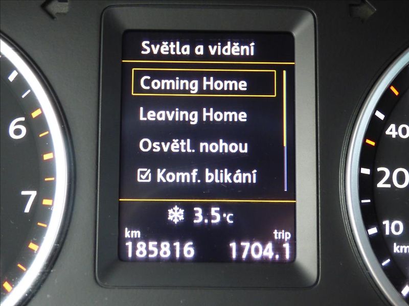 Volkswagen Tiguan 1,4 TSI 90KW SPORT - fotka 42 z 50