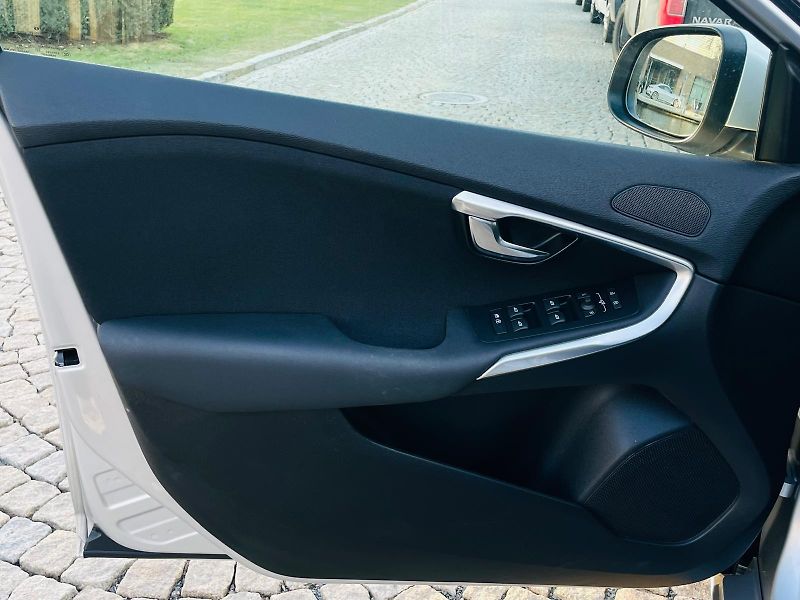 Volvo V40 2.0i MANUÁL KAMERA SERVISKA - fotka 31 z 45