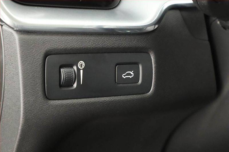 Volvo XC60 (2017) D4 AWD - fotka 18 z 21