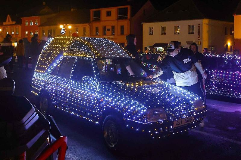 Auta svítící jako vánoční stromečky projela jižním Plzeňskem pro dobrou věc.