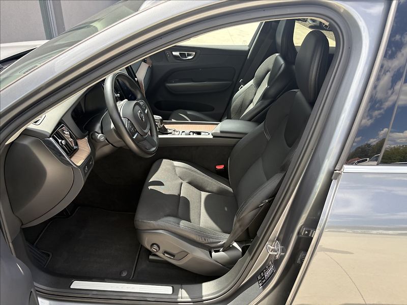 Volvo XC60 T4 155 KW POLESTAR MONENTUM - fotka 19 z 30