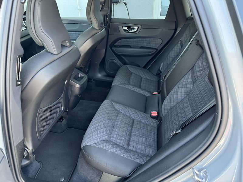 Volvo XC60 B5 AWD (benzín) CORE 1.maj. - fotka 17 z 46