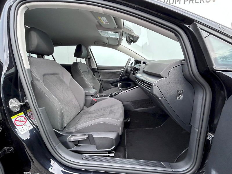 Volkswagen Golf (2023) 1.5 TSI 110kW Style - fotka 31 z 35