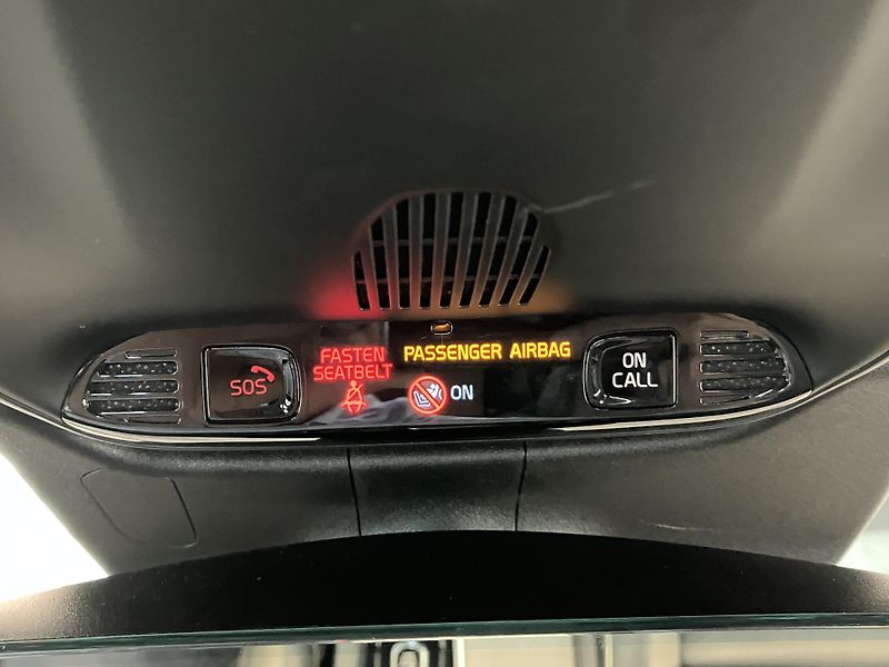 Volvo XC60 B4 AWD R-Design AT8, ČR - fotka 45 z 50