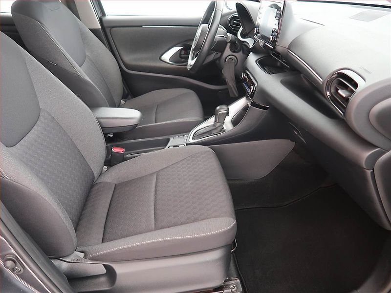Toyota Yaris (2022) 1.5 VVT-i Hybrid, Automat - fotka 9 z 19