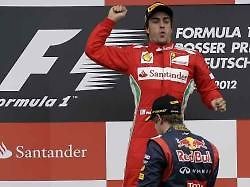 Fernando Alonso na špici závodního pole ve Velké ceně Německa.