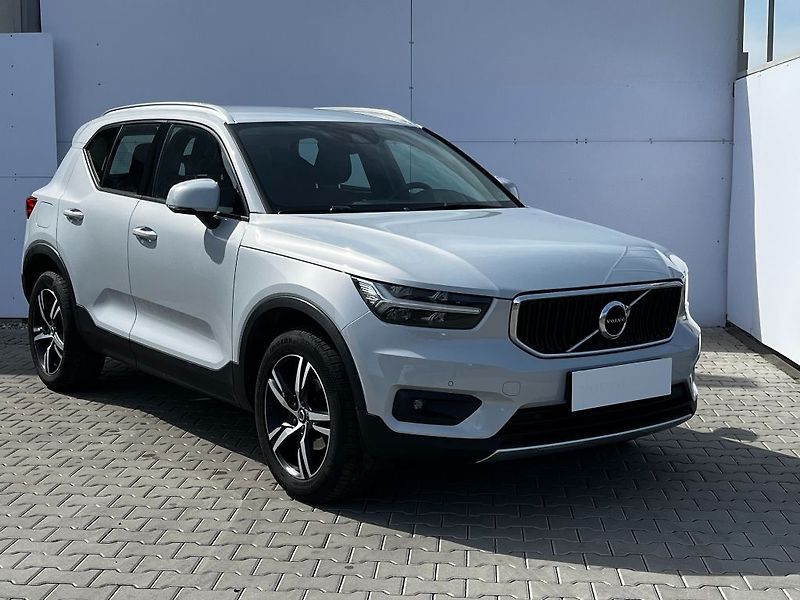 Volvo XC40 Momentum Pro T3 FWD 120kW - fotka 3 z 23