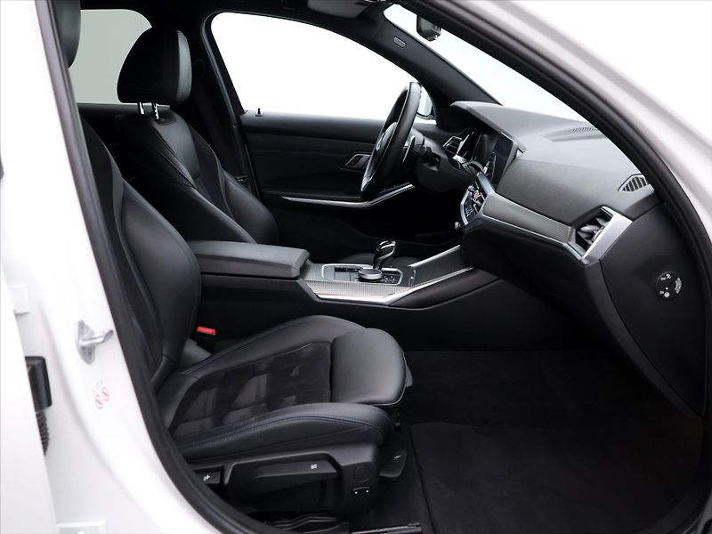 BMW Řada 3 2,0 320d 140kW xDrive M Paket - fotka 13 z 38