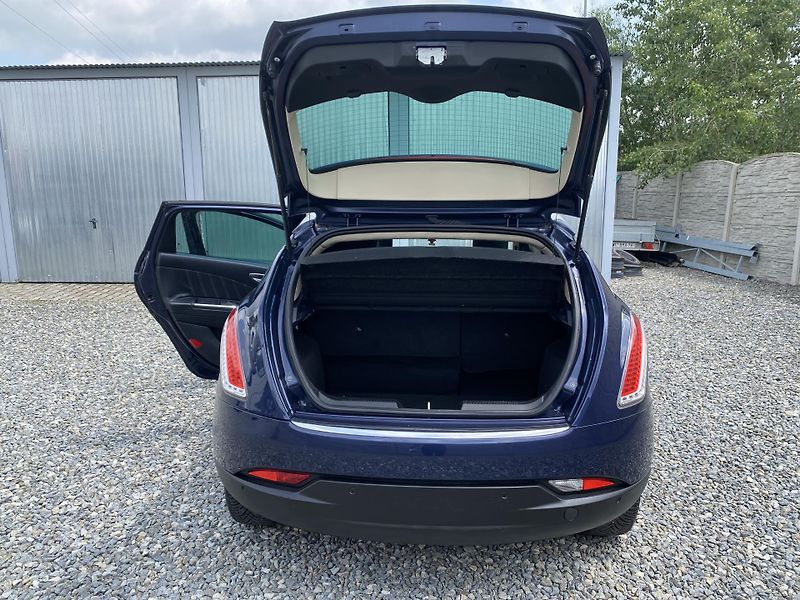 Lancia Delta 2.0JTD 165PS SPORT NAVI SERVIS - fotka 109 z 169
