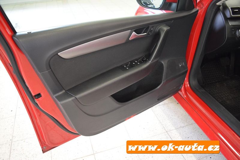 Volkswagen Passat 2.0 TDI DSG PRAVIDELNÝ SERRVIS - fotka 25 z 45