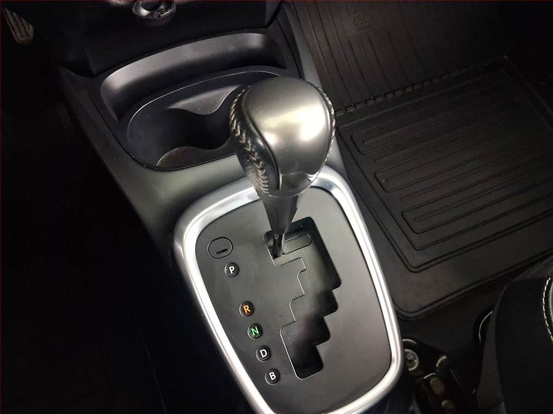 Toyota Yaris (2015) 1.5 Hybrid, Automat - fotka 13 z 16