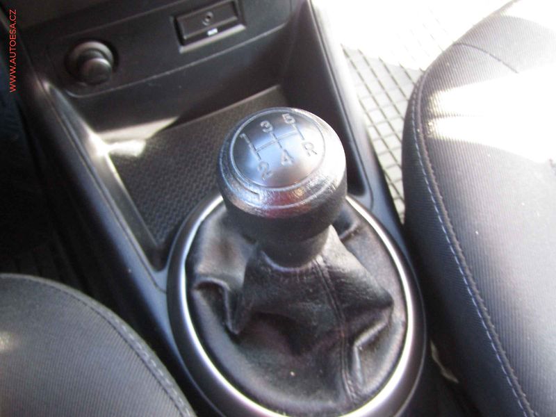 Hyundai i20 (2013) 1.2i, ČR, Klima - fotka 15 z 18