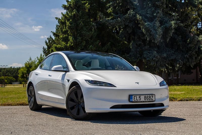 Tesla Model 3 - fotka 3 z 21