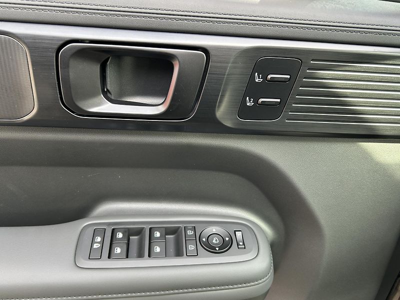 Hyundai Santa Fe 7S 1,6 T HEV 4X4 CALLIGRAPHY - fotka 23 z 44