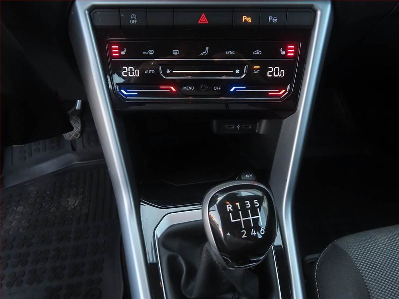 Volkswagen T-Roc (2022) 1.5 TSI - fotka 15 z 20