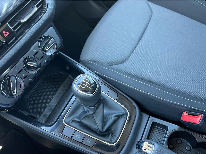 Škoda Fabia 1.0 MPi 59 kW SELECTION - fotka 18 z 27