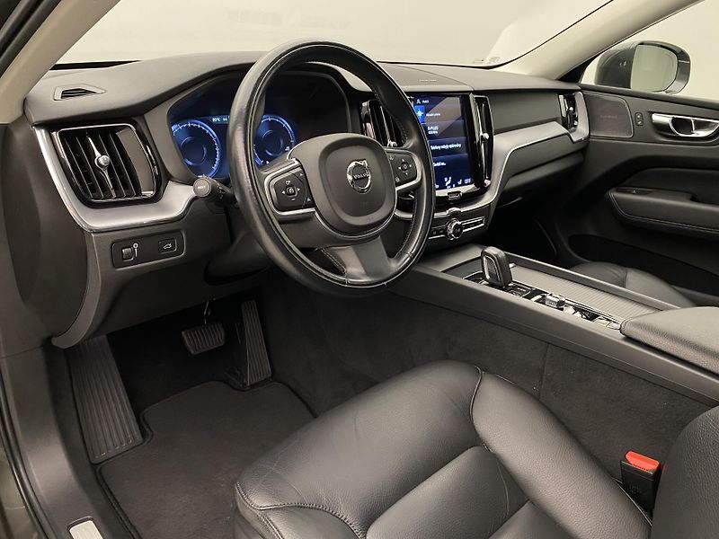 Volvo XC60 B4 AWD MOMENTUM AUT  - fotka 4 z 47
