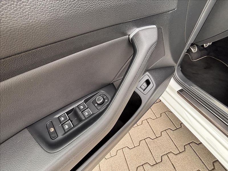 Volkswagen Passat 2,0 TDI 110kW BMT Highline - fotka 17 z 33