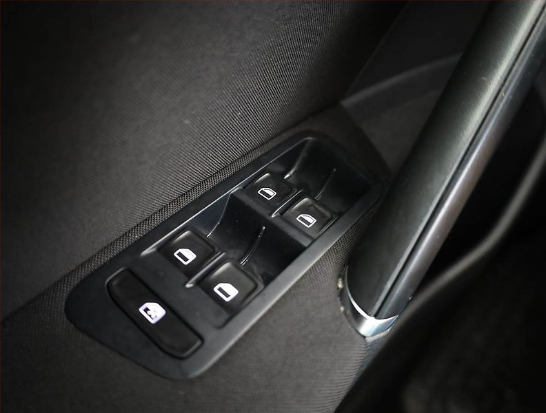 Volkswagen Golf (2014) 2.0 TDI, Serv.kniha, Navi - fotka 17 z 20