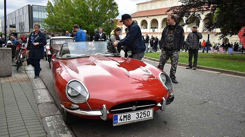 Tradiční sraz autoveteránistů na náměstí T. G. Masaryka v Prostějově. 18. května 2025