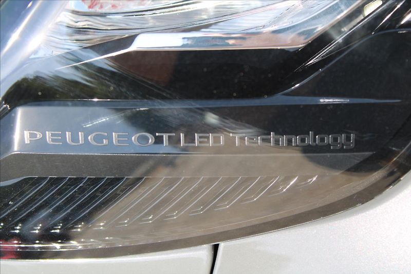 Peugeot 2008 1,2 PT  ČR,ALLURE,ZÁRUKA - fotka 36 z 38