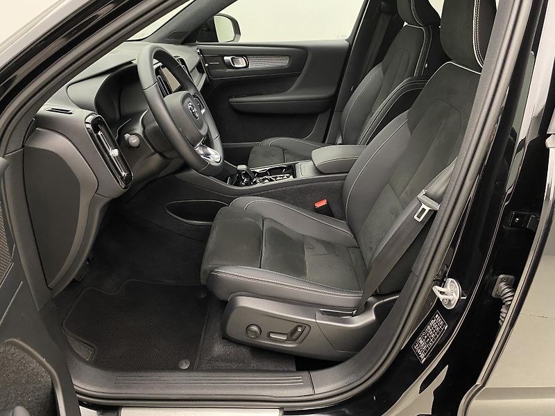 Volvo XC40 B4 AWD DARK PLUS AUT CZ - fotka 3 z 58