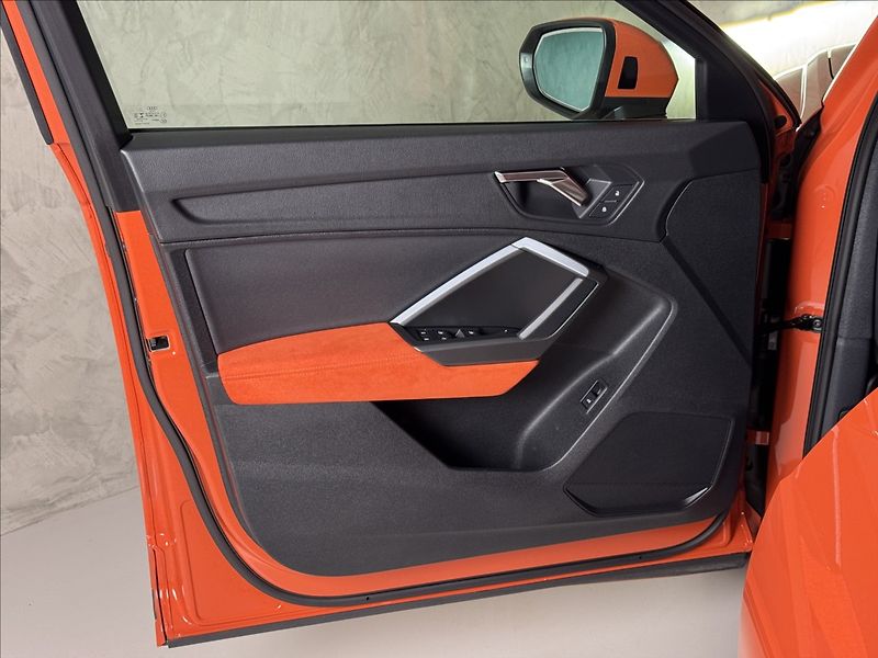 Audi Q3 2,0 TDi  S-Line Záruka LED Kam - fotka 21 z 45