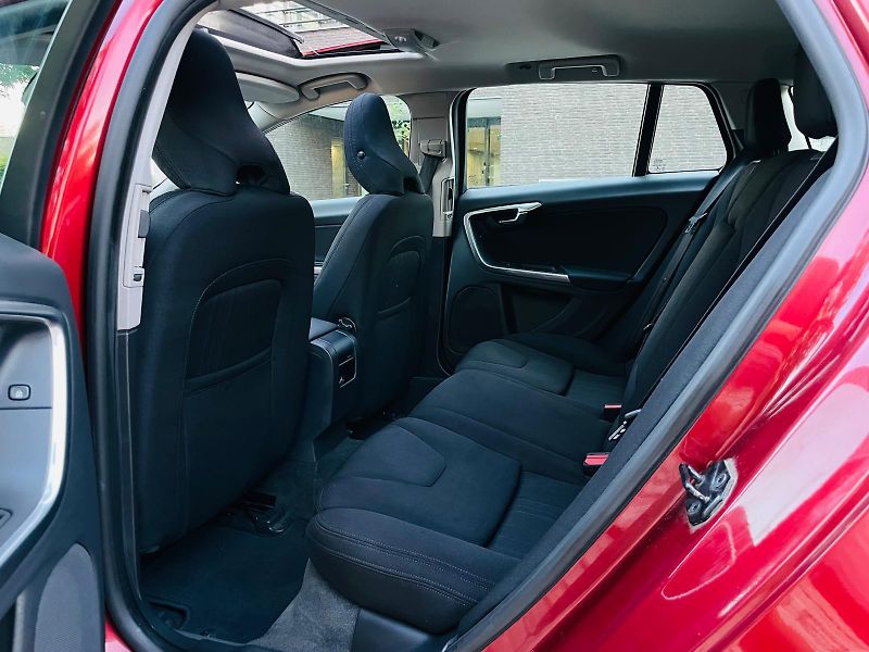 Volvo V60 2.0D4 5VÁLEC SERVISKA TAŽNÉ - fotka 34 z 48