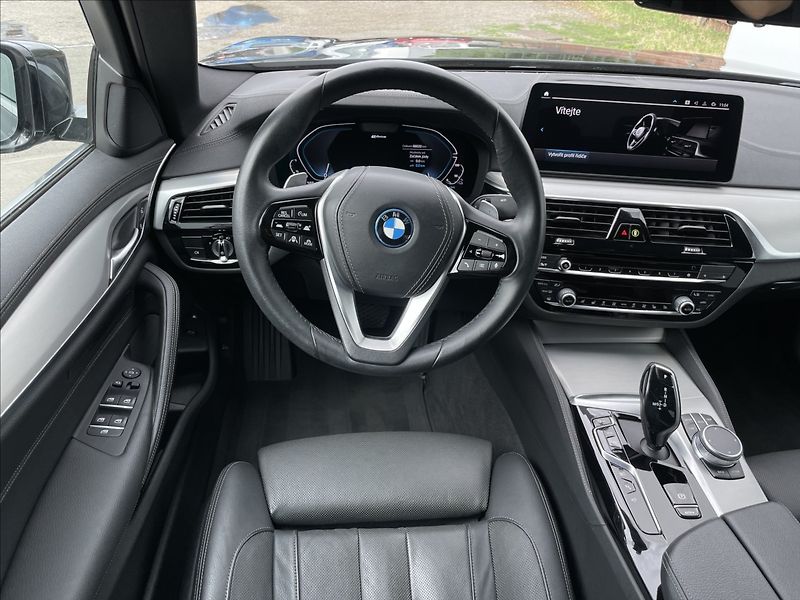 BMW Řada 5 2,0 530e xDrive A8 Luxury Line - fotka 7 z 22