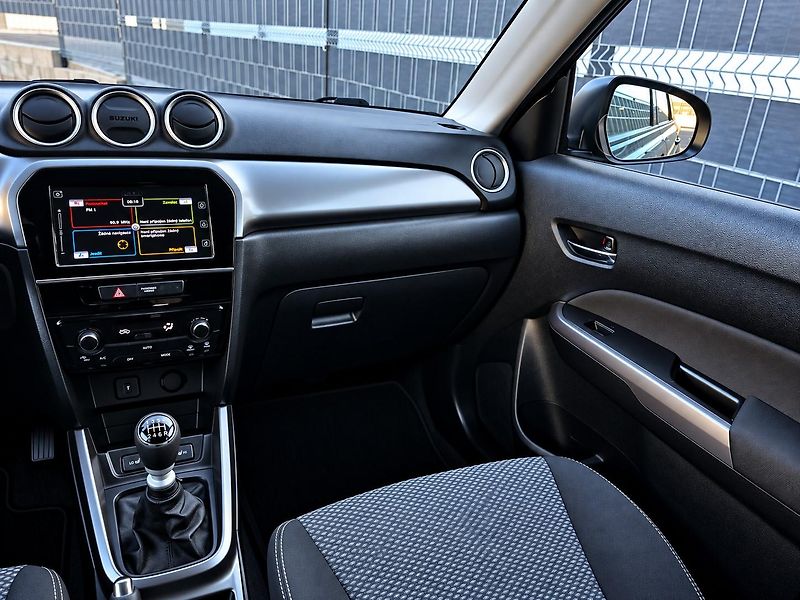 Suzuki Vitara (2020) 1.4 BoosterJet 103 kW  - fotka 10 z 26