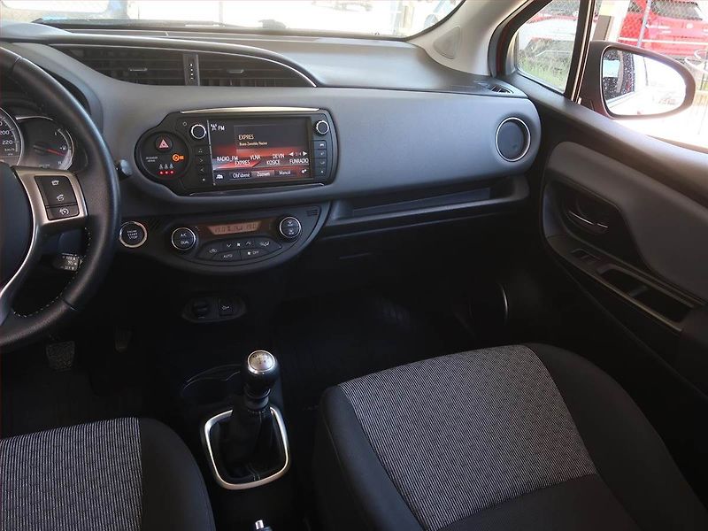 Toyota Yaris (2015) 1.33 Dual VVT-i, Serv.kniha - fotka 8 z 15