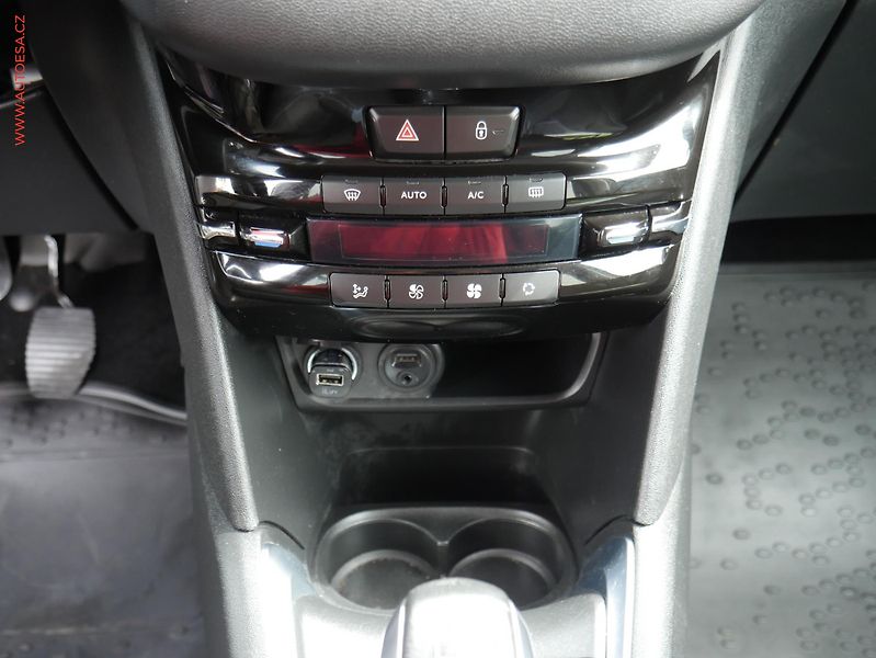 Peugeot 208 (2014) 1.6i, ČR, autoAC, temp - fotka 13 z 15
