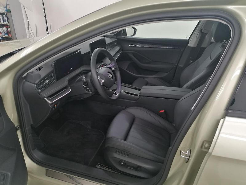 Škoda Superb 2,0 TDI AUT SELECTION 1.MAJ.ČR - fotka 8 z 18