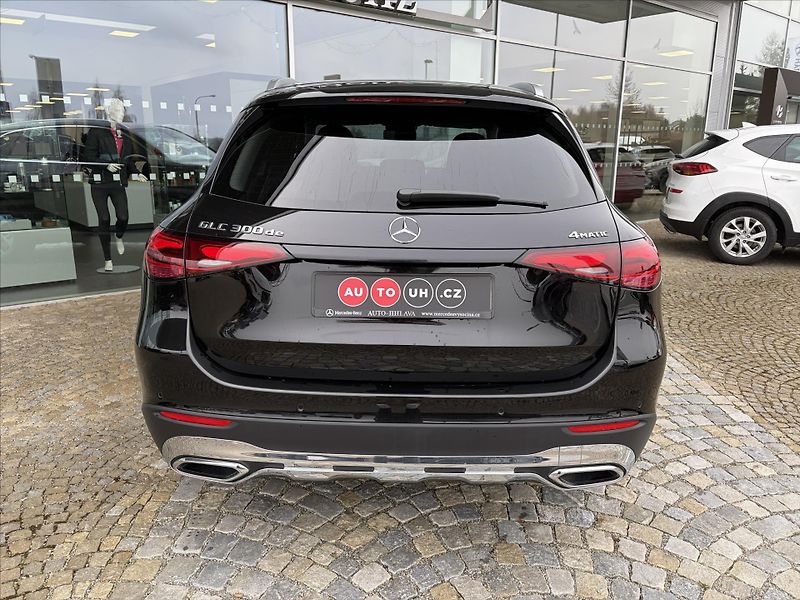 Mercedes-Benz GLC 300de 4MATIC - fotka 27 z 32
