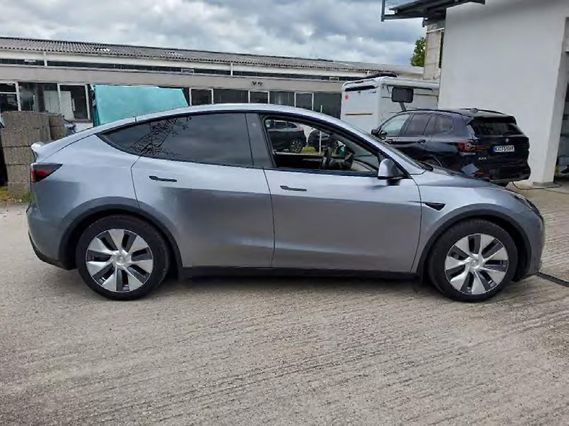 Tesla Model Y (2023) Long Range AWD – 514 HP, 4×4 - fotka 5 z 11