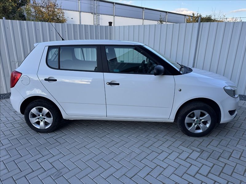 Škoda Fabia 1,4 i 16V tažné DPH 1.maj. ČR - fotka 14 z 45